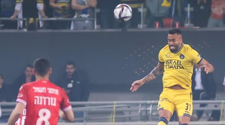 שחר פיבן נוגח