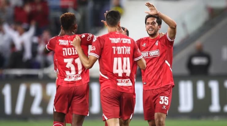 שחקני הפועל באר שבע חוגגים עם מריאנו בריירו