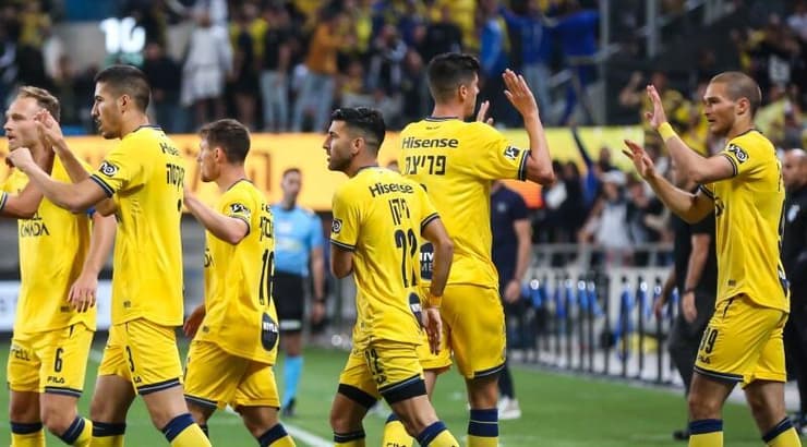 שחקני מכבי תל חוגגים