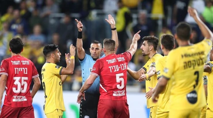 שחקני מכבי תל אביב והפועל באר שבע מקיפים את רועי ריינשרייבר