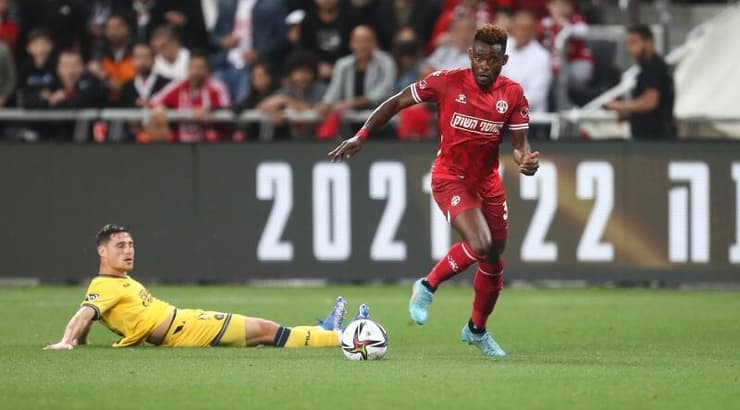 יוג'ין אנסה חולף על פני גבי קניקובסקי