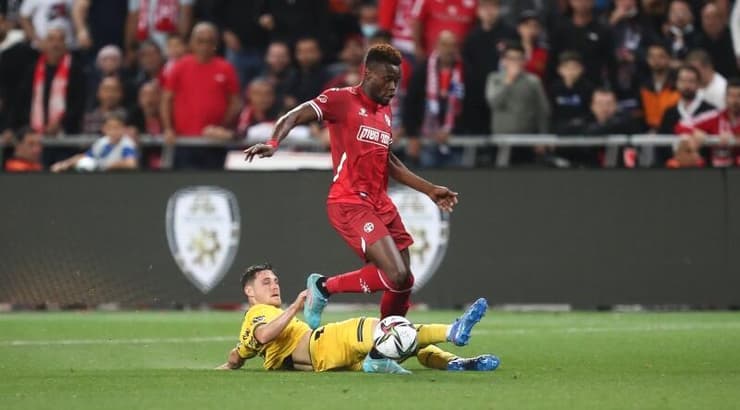 יוג'ין אנסה חולף על פני גבי קניקובסקי