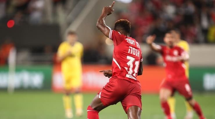 יוג'ין אנסה חוגג