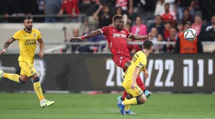 יוג'ין אנסה חולף על פני גבי קניקובסקי