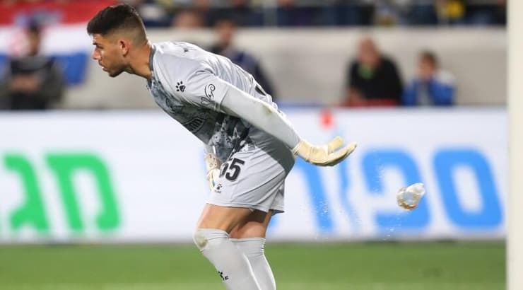 עומרי גלזר עם כוס השתיה שהושלכה לעברו (רדאד ג'בארה) עומרי גלזר עם כוס השתיה שהושלכה לעברו