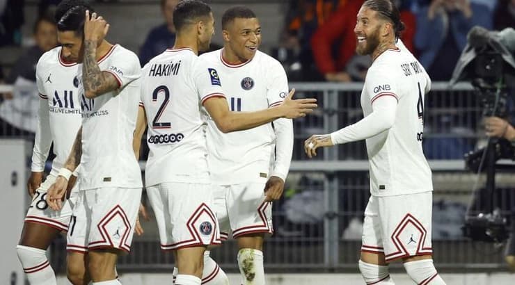 שחקני פאריס סן ז'רמן חוגגים עם סרחיו ראמוס