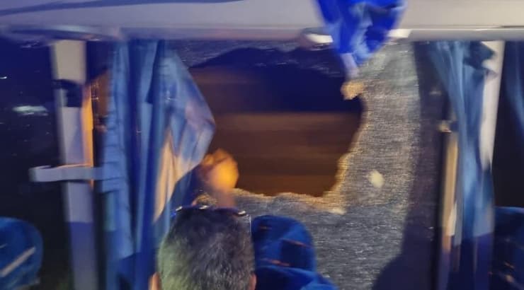 שמשה מנופצת באוטובוס אוהדי הפועל באר שבע (מערכת ONE) שמשה מנופצת באוטובוס אוהדי הפועל באר שבע