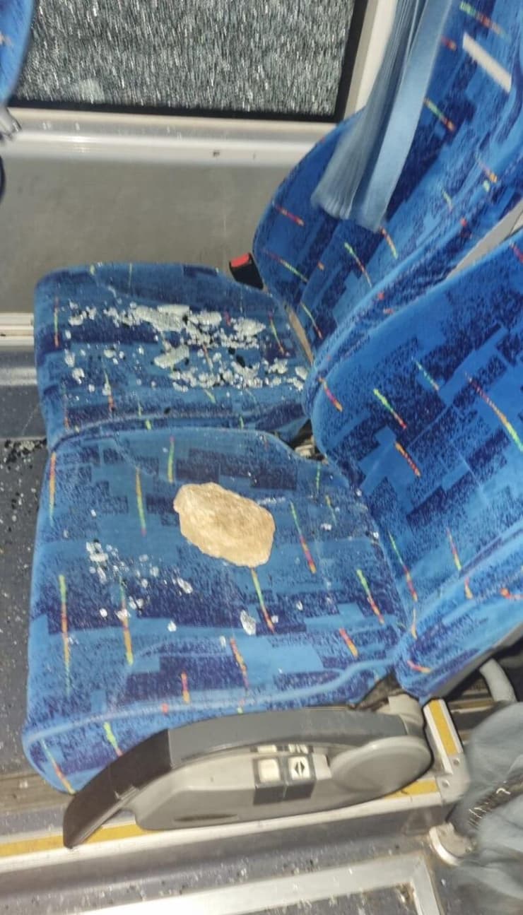 אבן בתוך אוטובוס אוהדי הפועל באר שבע (מערכת ONE) אבן בתוך אוטובוס אוהדי הפועל באר שבע