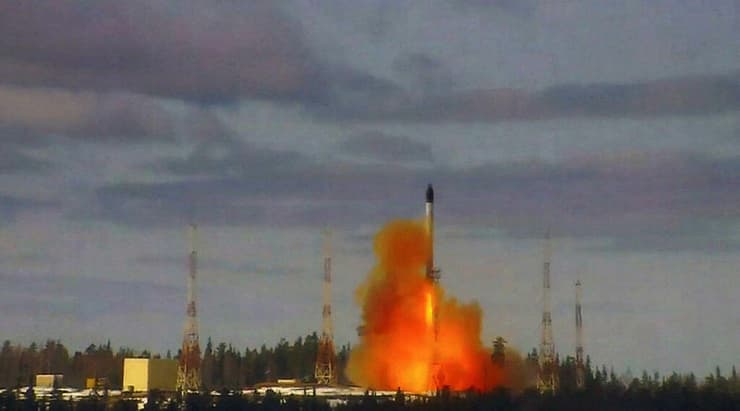 שיגור של טיל בליסטי בין יבשתי סארמאט רוסיה
