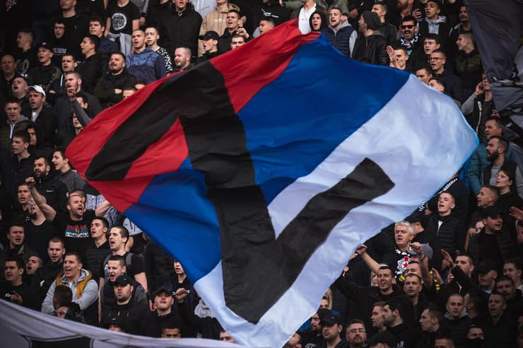 אוהדי כדורגל ב בלגרד סרביה מניפים בד עם האות Z לאות תמיכה בפלישה של רוסיה ל אוקראינה ב-16 באפריל