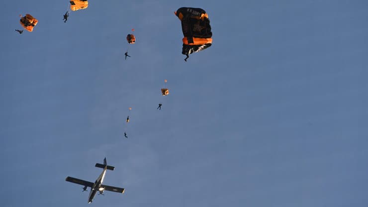 צנחן ה צבא האמריקאי צונח בנשונל פארק לפני משחק גולדן נייטס