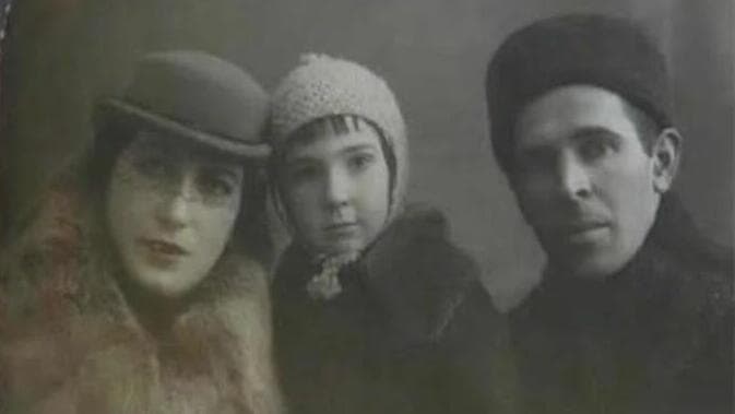 וונדה סמיונובנה אוביידקובה עם הוריה, לפני המלחמה
