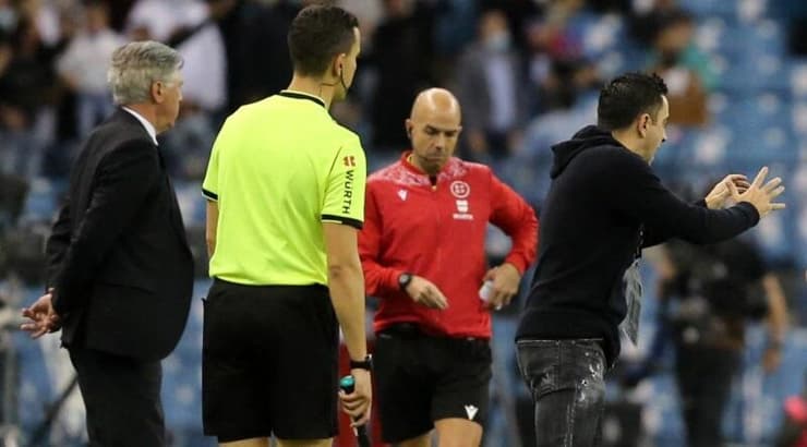 צ'אבי מתדרך את גאבי (רויטרס) צ'אבי מתדרך את גאבי