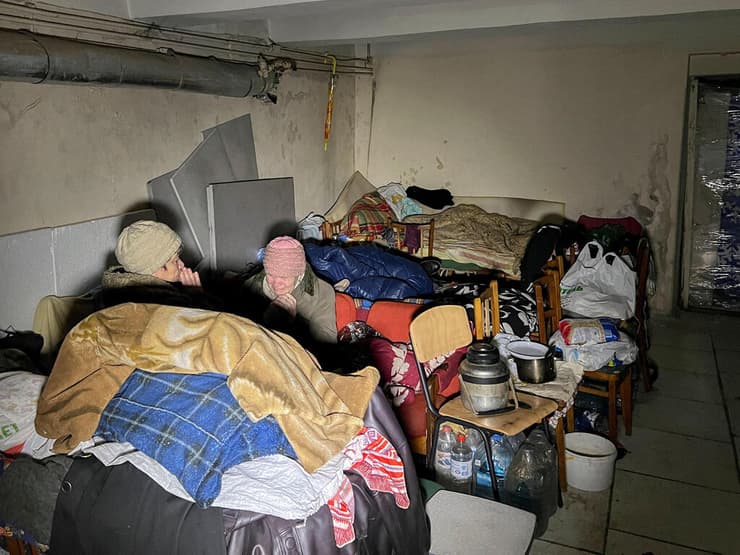 מחוז לוהנסק אנשים במקלט במרתף משבר מלחמה רוסיה אוקראינה 