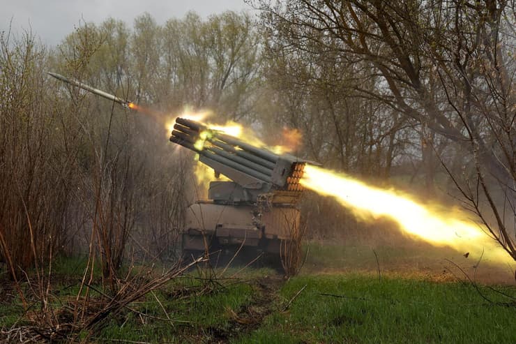 אזור חרקוב חיילים אוקראינים משגרים טילים ממשדר טילים מסוג אם אר אל משבר מלחמה רוסיה אוקראינה 