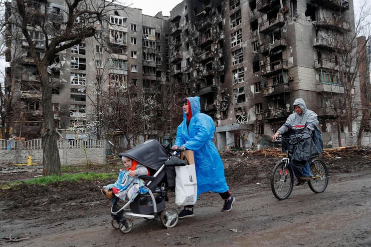  אזרחים במריופול על רק הנזק הרב וה הריסות משבר מלחמה רוסיה אוקראינה 
