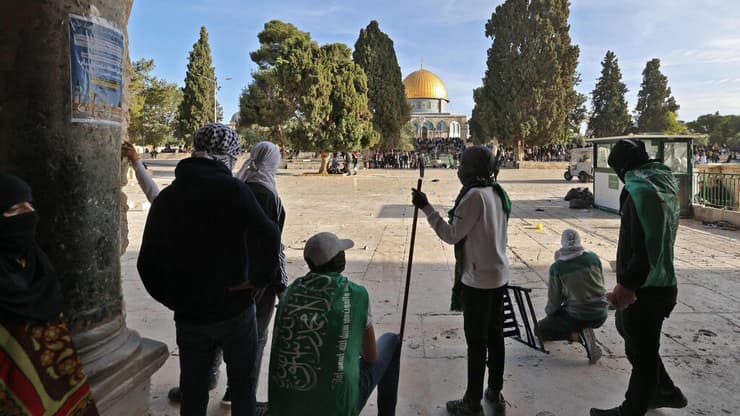 הפרות סדר עימותים מתיחות מתחם מסגד אל אקצא הר הבית ירושלים צעירים ערבים דגלי חמאס 