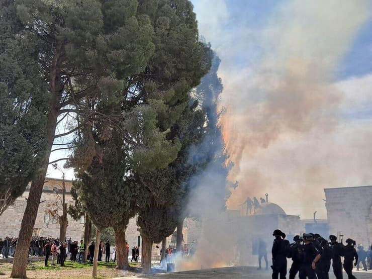 עימותים בהר הבית עשן  זיקוקים הפרות סדר משטרה יס"מ  