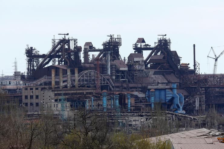 עשן עולה ממפעל המתכת אוזבסטל משבר מלחמה רוסיה אוקראינה 