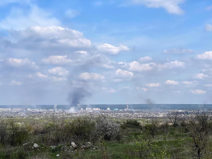 רובז'נוי מחוז לוהנסק  עשן בעקבות הפגזה משבר מלחמה רוסיה אוקראינה 