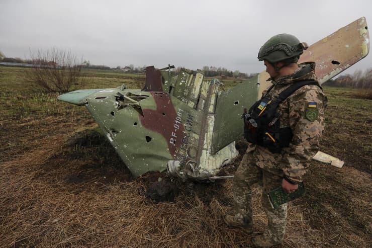 חיל אוקראיני בוחן שרידים של מטוס סוחוי רוסי ש ש הופל באזור קייב משבר מלחמה רוסיה אוקראינה 
