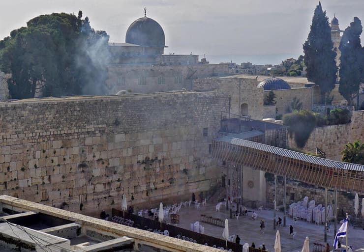 עשן מהתפרעויות בהר הבית נראה מעל הכותך