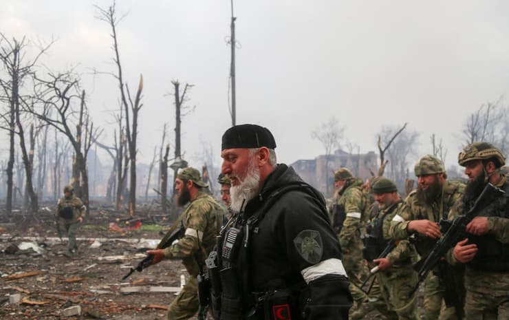 מריופול כוחות מיוחדים צ'צ'נים עומדים מחוץ למפעל המתכות  משבר מלחמה רוסיה אוקראינה 