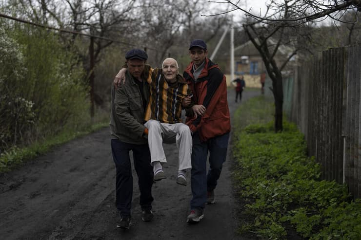 העיר צ'סיב יאר מחוז דוניצק פינוי קשישים מהוספיס משבר מלחמה רוסיה אוקראינה 