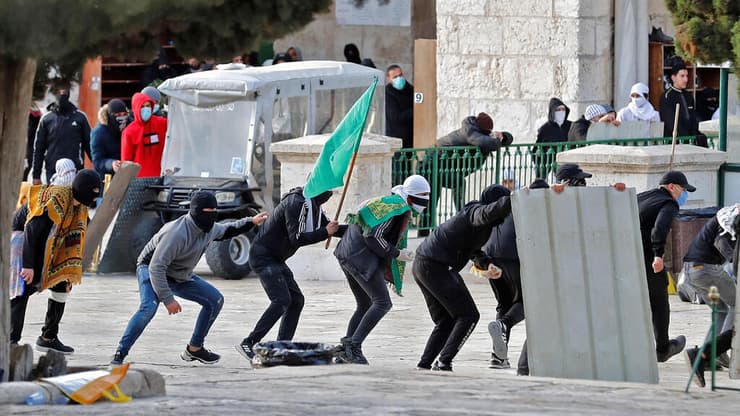 הפרות סדר עימותים מתיחות מתחם מסגד אל אקצא הר הבית ירושלים צעירים ערבים מתגוננים מאחורי מחסה מאולתר 