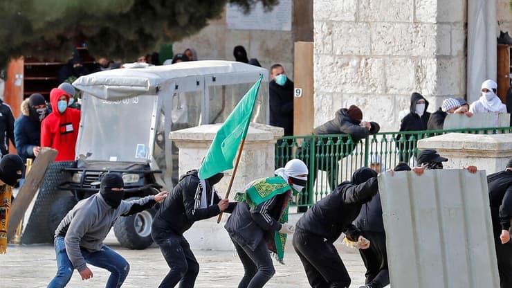 הפרות סדר עימותים מתיחות מתחם מסגד אל אקצא הר הבית ירושלים צעירים ערבים מתגוננים מאחורי מחסה מאולתר 