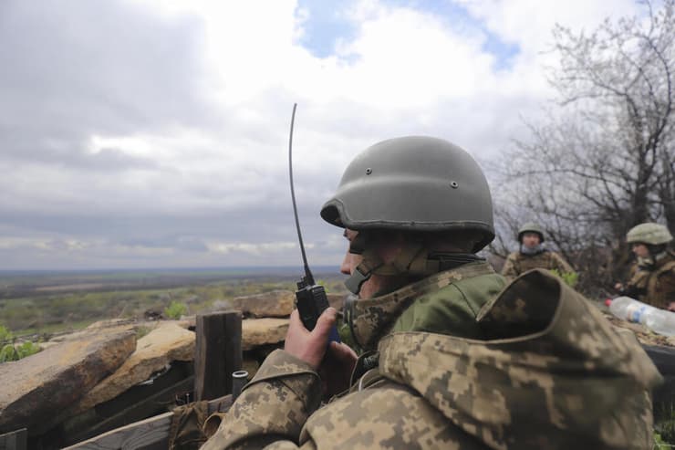 חיילים אוקראינים במוצב בעיר הורליבקה שבמחוז דונייצק
