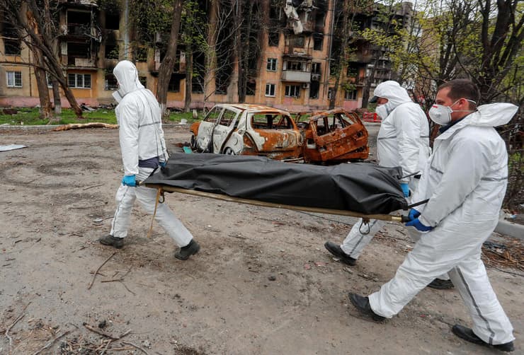 מריופול  פנוי גופת אדם שנהרג במתקפה משבק מלחמה רוסיה אוקראינה 