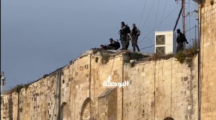 כוחות משטרה  על הגגות הסמוכים למסגד 