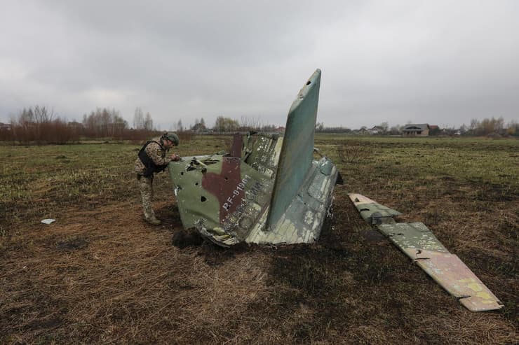 חיל אוקראיני בוחן שרידים של מטוס סוחוי רוסי ש ש הופל באזור קייב משבר מלחמה רוסיה אוקראינה 