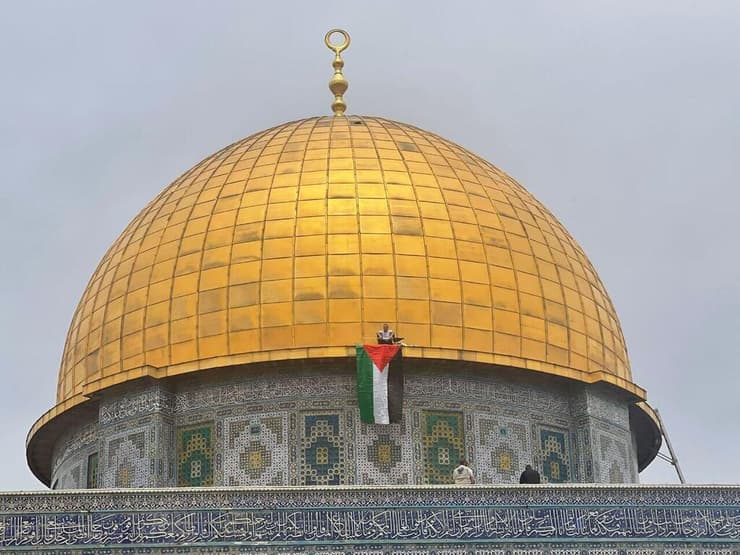 טיפס עם דגל פלסטין על כיפת הסלע 