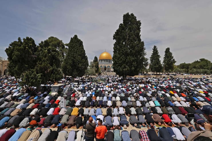 פלסטינים מתפללים ב הר הבית