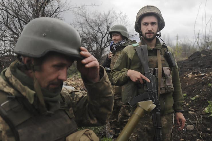 חיילים אוקראינים במוצב בעיר הורליבקה שבמחוז דונייצק