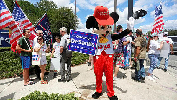 ארה"ב מיקי מאוס עם שלט של רון דה סנטיס דסנטיס מושל פלורידה בהפגנה למען חוק ה אל תגידו הומואים