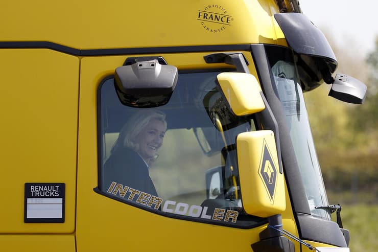 בחירות צרפת מרין לה פן ב משאית במהלך ביקור ב תחנת דלק ל ארוחת צהריים עם נהגי משאיות