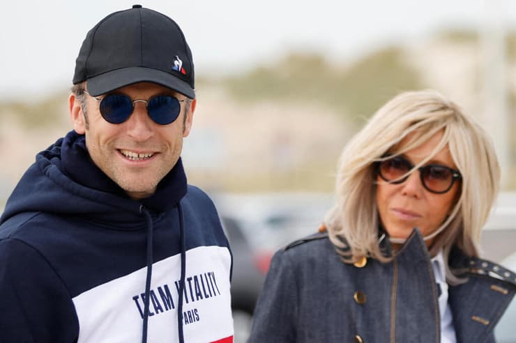 נשיא צרפת עמנואל מקרון מטייל עם אשתו בריז'יט מקרון בים יום לפני ה בחירות לנשיאות