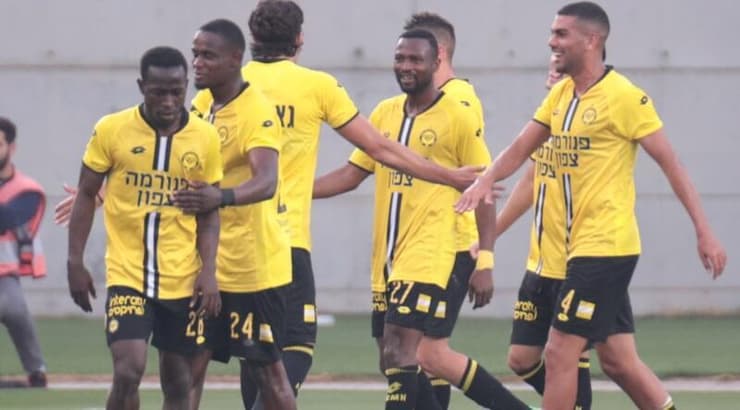 שחקני מכבי נתניה חוגגים (עמרי שטיין) שחקני מכבי נתניה חוגגים