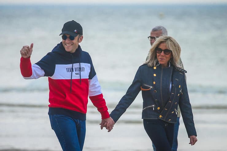 נשיא צרפת עמנואל מקרון מטייל עם אשתו בריז'יט מקרון בים יום לפני ה בחירות לנשיאות