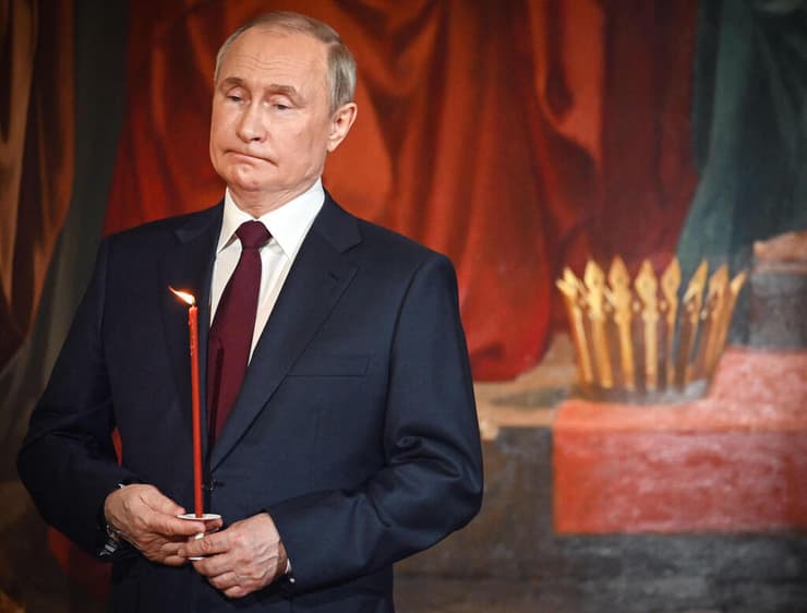 נשיא רוסיה ולדימיר פוטין במיסת חצות של פסחא במוסקבה