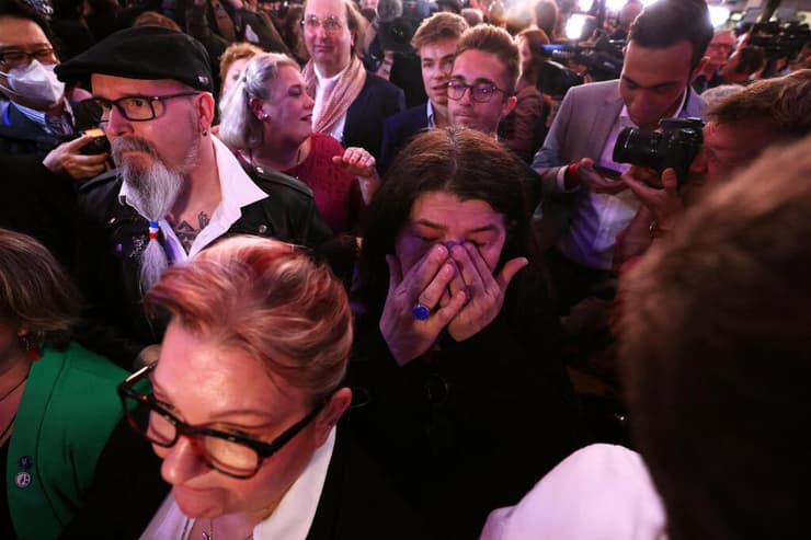 תמכים של מרין לה פן בוכים בעקבות ההפסד מול מקרון בחירות צרפת 