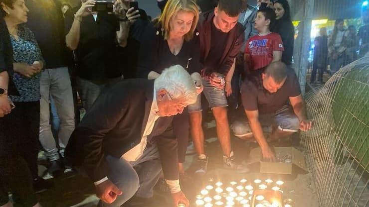 תושבי קריית מוצקין וראש העיר חיים צורי מדליקים נרות לזכרו של ערן ינקוביץ ז''ל בגינת הכלבים בה מצא את מותו בתאונה