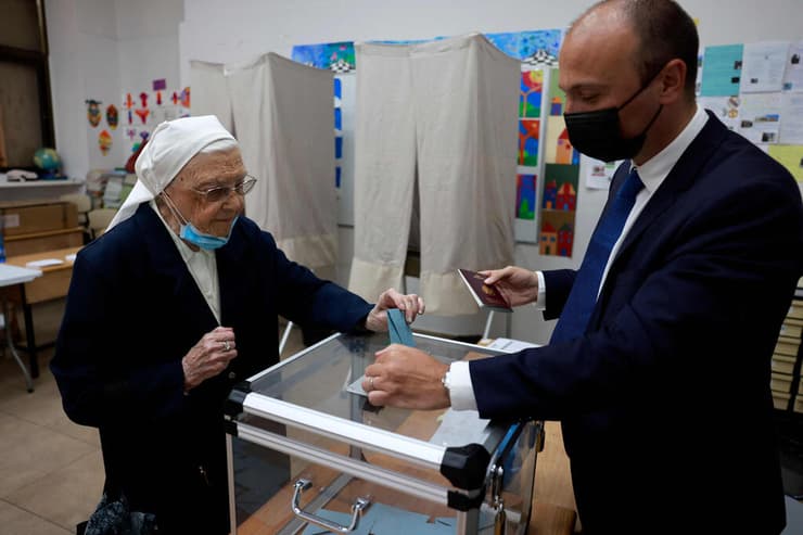 מצביעים לבחירות בצרפת בירושלים