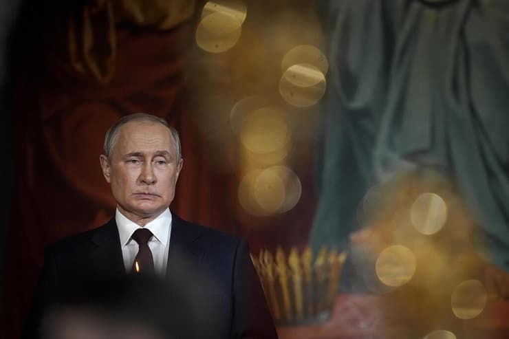 נשיא רוסיה ולדימיר פוטין במיסת חצות של פסחא במוסקבה