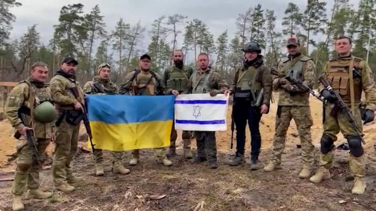 חיילים ישראלים בצבא אוקראינה מרימים דגל ישראל ודגל אוקראינה