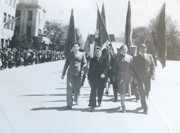 מצעד בבישקק, תחילת שנות ה-50. משמאל: המהנדס יצחק קריצמן, סבו של ולדימיר