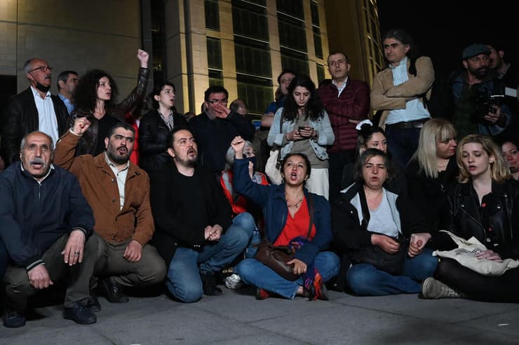 מפגינים מחוץ לבית המשפט ב איסטנבול אחרי גזר הדין של אוסמן קוואלה טורקיה